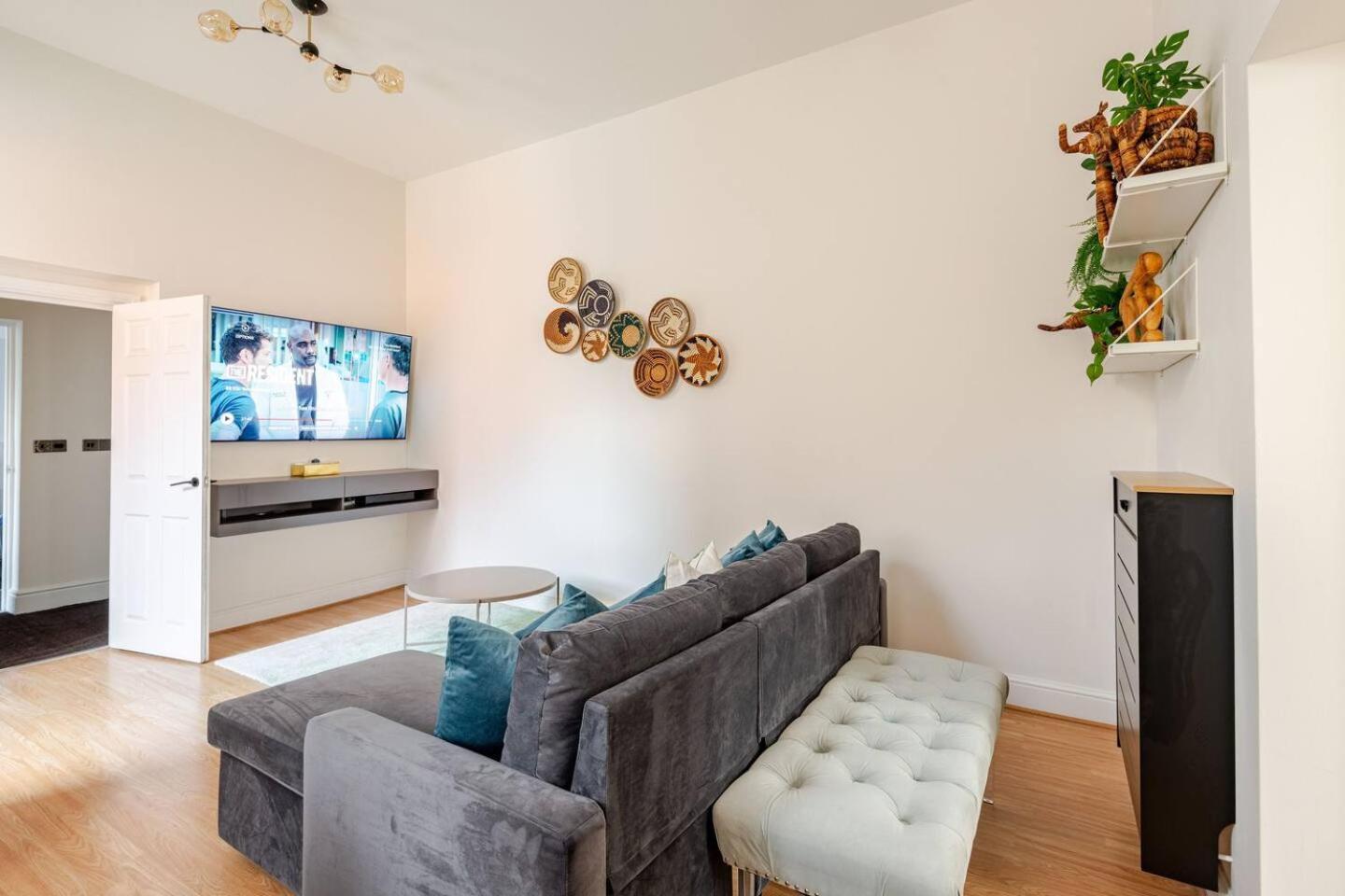 Stylish Flat In Central Location With Free Parking Swindon Exterior photo