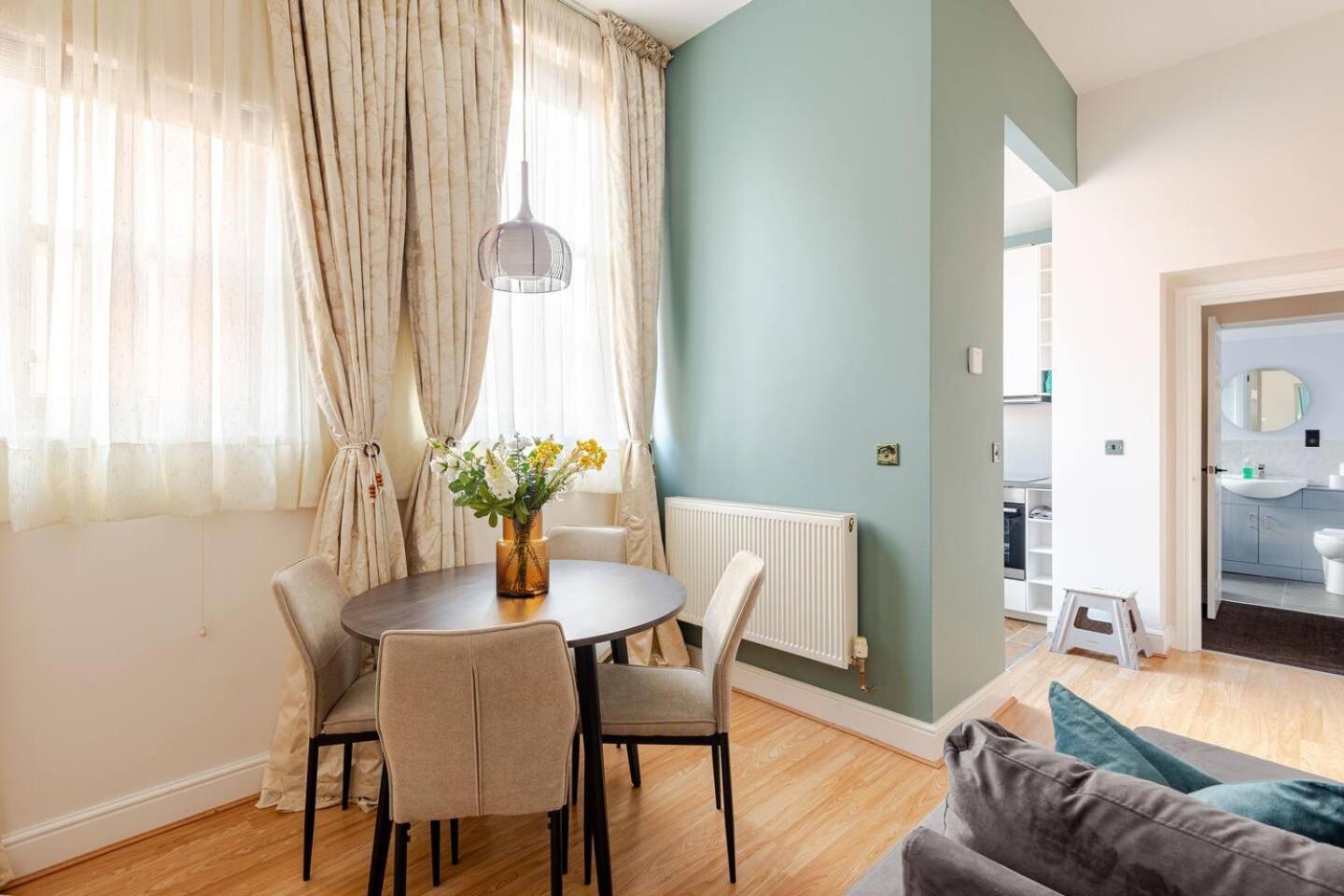 Stylish Flat In Central Location With Free Parking Swindon Exterior photo